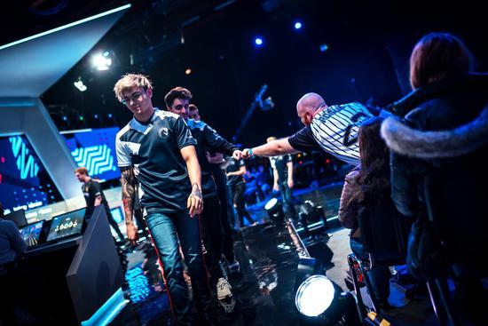 LPL冠军打野转行卖艺引热议每小时收费两百